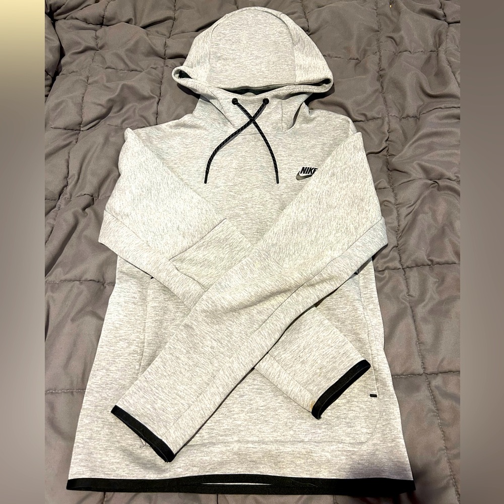 OVER 75% OFF Nike tech fleece hoodie great for summer